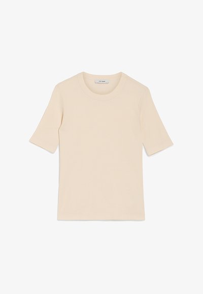 Κρεμ κοντομάνικο μπλουζάκι φτιαγμένο από μαλακό, υφή υλικό με στρογγυλή λαιμόκοψη. Κάτω ραφές και χαλαρή εφαρμογή. Εμφανής ετικέτα μάρκας στο εσωτερικό.