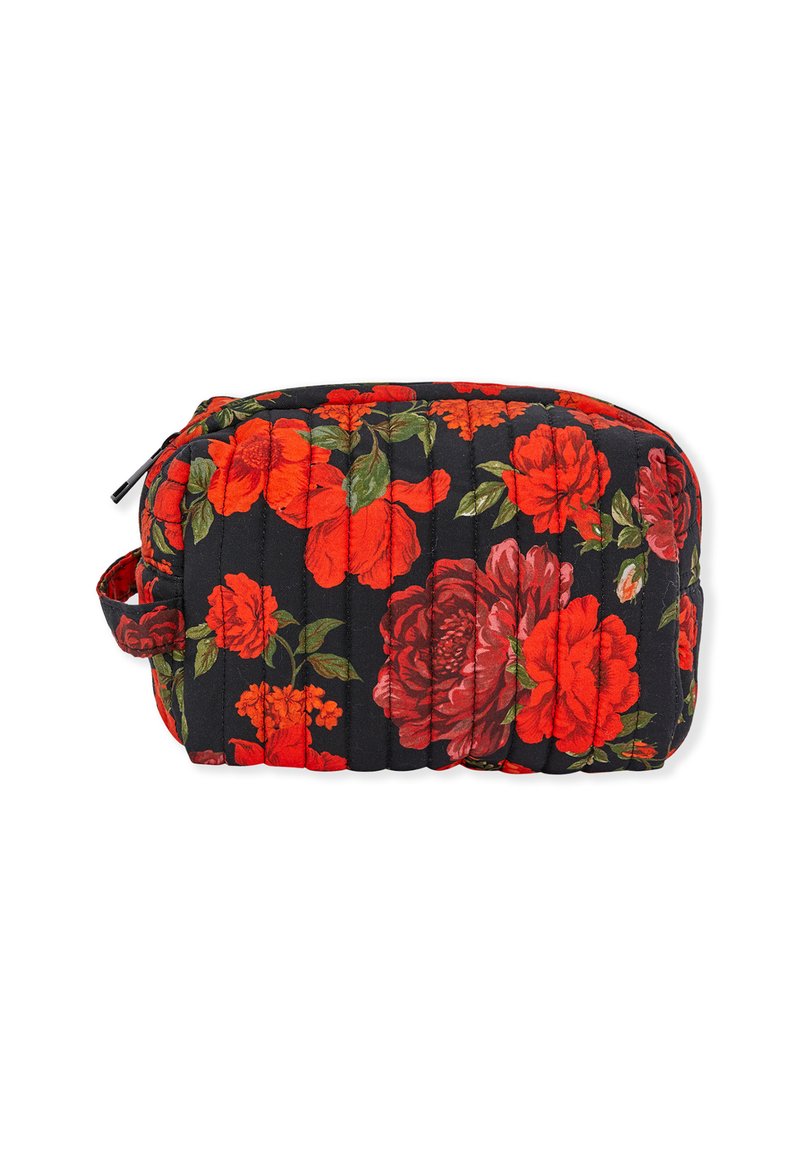 Borsa cosmetica trapuntata in tessuto nero con motivo floreale rosso. Presenta una chiusura con zip e una maniglia laterale per un facile trasporto.