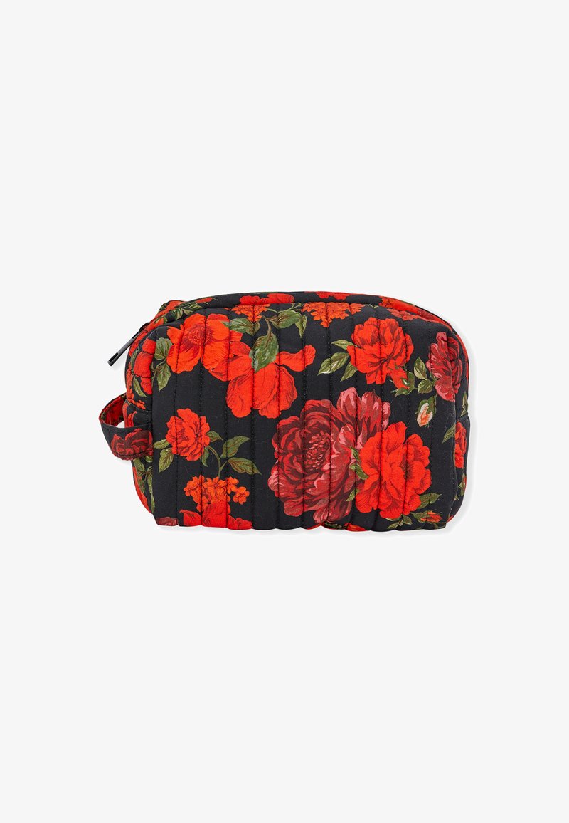 Borsa cosmetica trapuntata in tessuto nero con motivo floreale rosso. Presenta una chiusura con zip e una maniglia laterale per un facile trasporto.