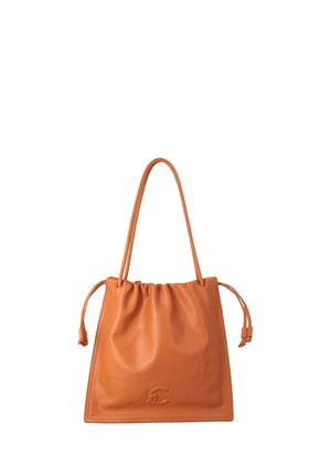 Borsa shopper in pelle color cuoio con parte superiore arricciata, manici lunghi, coulisse laterali e logo in rilievo sul pannello frontale.