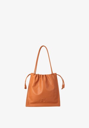Borsa shopper in pelle color cuoio con parte superiore arricciata, manici lunghi, coulisse laterali e logo in rilievo sul pannello frontale.