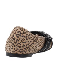 Scarpa flat con stampa leopardata, texture in morbido suede, cinturino nero con punte metalliche e design con punta arrotondata. Suola nera piatta.