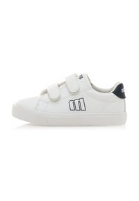 Zapatillas blancas con una textura suave, correas de velcro y un acento en azul marino en el talón. Presentan un logotipo impreso en azul en el lateral.