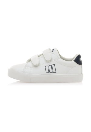 Zapatillas blancas con una textura suave, correas de velcro y un acento en azul marino en el talón. Presentan un logotipo impreso en azul en el lateral.