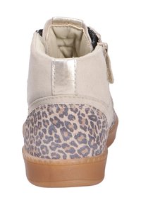 Beige kotníkové boty s texturovaným leopardím potiskem na zadní straně, kovovými akcenty a gumovou podrážkou. Vybavené zipem pro snadné obouvání.