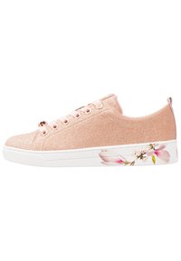 Zapatillas de deporte brillantes en color rosa dorado con suela de goma blanca, que presentan adornos florales a lo largo del costado y ojales redondos para los cordones.