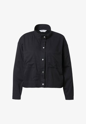 Czarna kurtka krótka z teksturowanej tkaniny, z wysokim kołnierzem, srebrnymi zatrzaskami i dwiema przednimi kieszeniami. Prosty, funkcjonalny design.