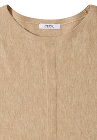 Pull beige en maille avec encolure ronde et détail côtelé vertical au centre, avec une étiquette blanche portant le texte "CECIL".