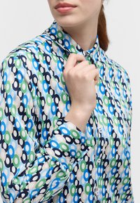 Eterna PRINT REGULAR FIT - Button-down blouse - blau