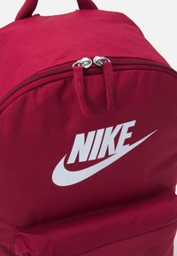 Nike Sportswear HERITAGE UNISEX - Mochila - pomegranate/black/white