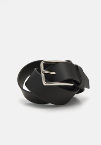 Cinturón de cuero negro con una correa ancha y una hebilla rectangular de metal plateado. Textura suave, diseño sencillo y sin patrones visibles.