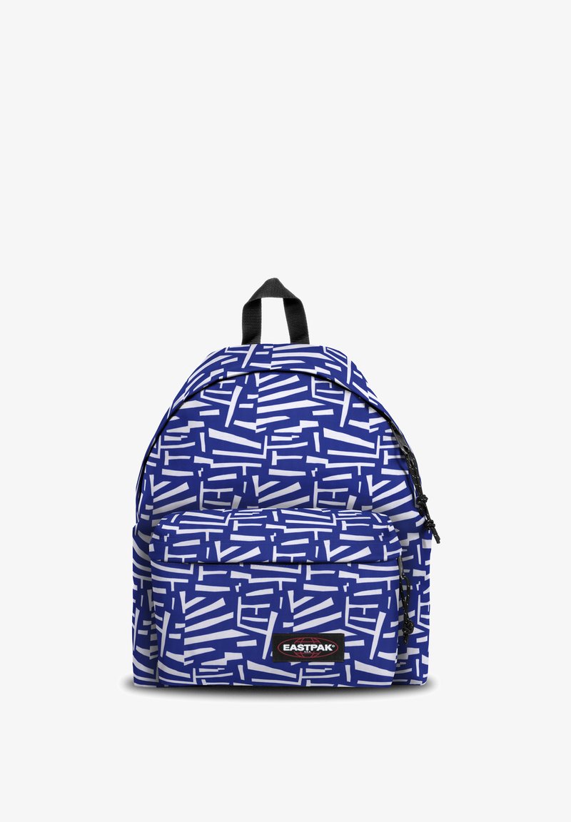 Mochila azul con patrones geométricos abstractos en blanco, que cuenta con un bolsillo frontal con cremallera, correas ajustables y un asa superior para llevar.