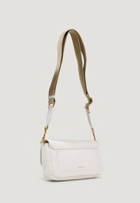 Bolso bandolera de cuero blanco texturizado con correa de tela beige ajustable y herrajes dorados, cierre con solapa y pequeño detalle del logo en el frente.