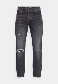 Svart denimjeans med regular fit. Har slitna områden och fransade lappar på knäna. Avslutad med standardfickor och en knappstängning.