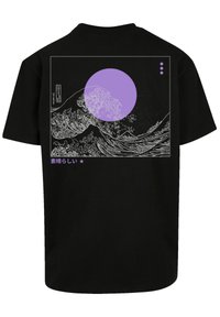 Schwarzes T-Shirt mit einem grafischen Druck von Wellen in Weiß, einem großen lila Kreis und japanischem Text am unteren Rand. Kurzärmliges Design.