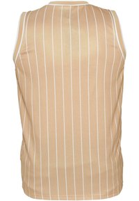 Beżowy top bez rękawów w pionowe białe paski, wykonany z gładkiego materiału. Okrągły dekolt i czysty dół.