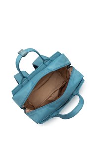 Borsa in pelle blu chiaro con zip sulla parte superiore, doppi manici e interni beige, dotata di scomparti multipli e una texture liscia.