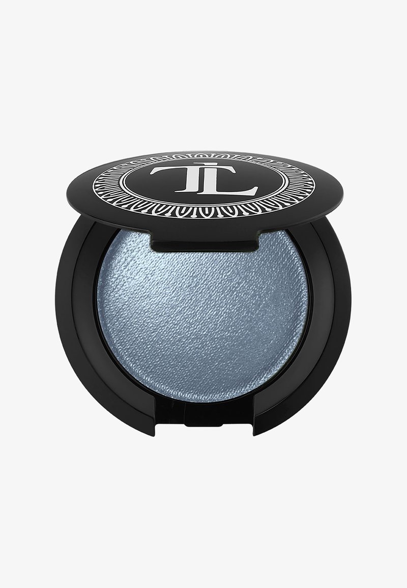 Compact oogschaduw met een reflecterende lichtblauwe tint, verpakt in een ronde zwarte behuizing met een decoratief zilverkleurig logo op de bovenkant.