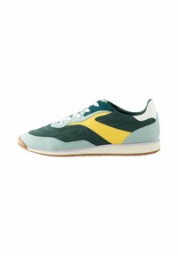 Sneakers in pelle verde menta e verde scuro con accenti gialli. Presentano una punta arrotondata, lacci bianchi e una suola in gomma texturizzata.