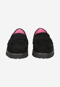 Mocassins en suède noir avec un bout rond, doublure intérieure rose contrastante, et une épaisse semelle en caoutchouc noir conçue pour le confort et l'adhérence.