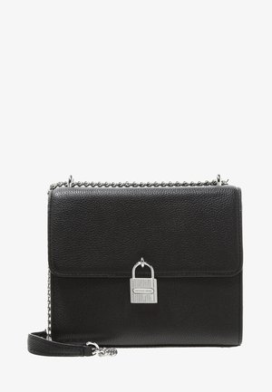 Sac à main en cuir noir avec bandoulière chaîne argentée et détail cadenas argenté sur la fermeture du rabat avant.