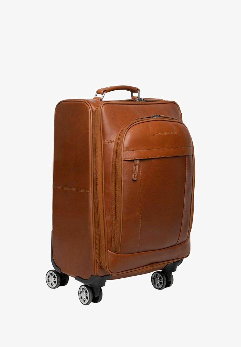 Valigia in pelle marrone con forma quadrata, scomparti con zip, manico superiore e quattro ruote per una facile mobilità.