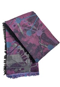Couverture en tissu tissé avec un motif abstrait violet et gris, aux bords frangés et avec des accents circulaires bleus. Texture douce.
