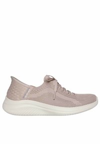 Zapatilla de color rosa claro con parte superior de malla transpirable y diseño de cordones. Cuenta con una suela blanca con detalles texturizados, que proporciona flexibilidad y comodidad.