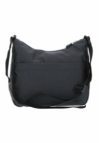 Schwarze Stoff-Schultertasche mit strukturierter Oberfläche, verstellbarem Strap, Reißverschluss und einer Fronttasche. Merkmale sind eine glatte Oberfläche und ein leichtes Muster.