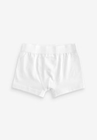 Vita bomullboxer med en mjuk elastisk midja, med en slät textur och en framficka design. Minimalistisk stil, inga mönster.