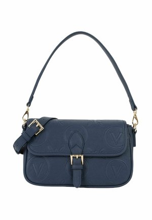 Sac à bandoulière en cuir bleu marine avec motifs circulaires en relief, fermeture à boucle dorée, sangle réglable et une poignée supérieure unique.