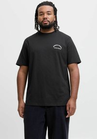 Sort bomulds t-shirt med korte ærmer og rund hals, med et lille grafisk tryk i hvidt på venstre side af brystet.