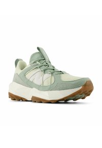 Zapatilla deportiva verde claro con parte superior de malla y ante, detalles texturizados, sistema de cordones, suela de goma y talón acolchado para mayor soporte.