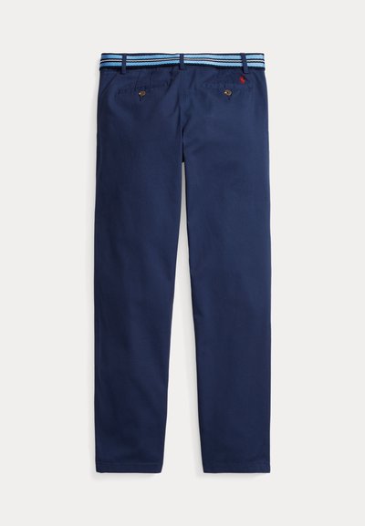 Granatowe casualowe spodnie z paskiem w paski, dwie tylne kieszenie na guziki oraz małe czerwone haftowane logo nad prawą kieszenią.