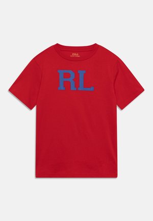 Rød T-shirt med korte ærmer med blå "RL" bogstaver centreret på brystet og rund halsudskæring.