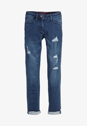 Jeans in denim blu con orli arrotolati e toppe strappate sulla parte anteriore delle gambe, dotati di tasche frontali e chiusura a bottone in vita.