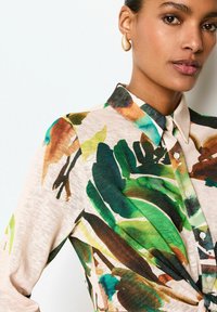 Next REGULAR FIT - Robe longue - ecru palm print