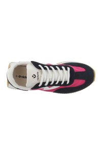 Sneaker met een zwarte bovenkant, roze en witte accenten, gevoerde kraag en witte veters. Heeft een gestructureerde zool en logo op de tong.