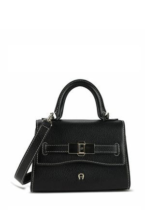 Borsa nera in pelle con finitura strutturata. Presenta una forma definita, manico corto, tracolla regolabile e un dettaglio decorativo con fibbia.