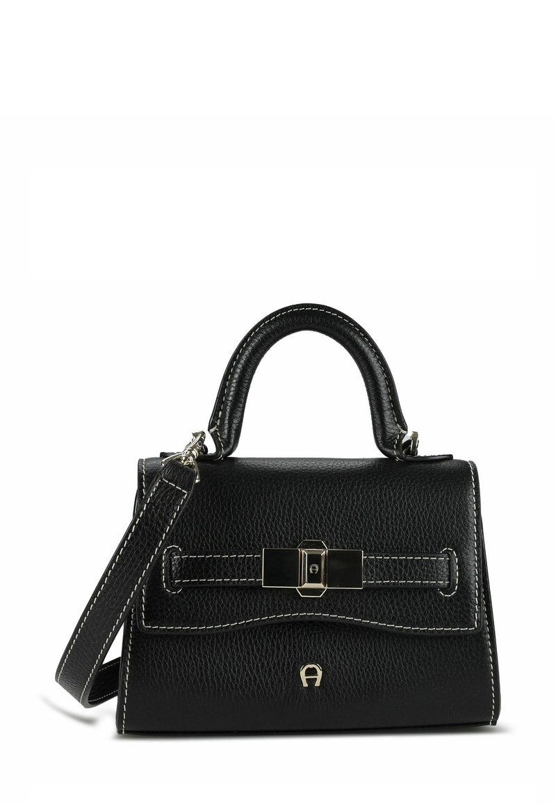 Borsa nera in pelle con finitura strutturata. Presenta una forma definita, manico corto, tracolla regolabile e un dettaglio decorativo con fibbia.