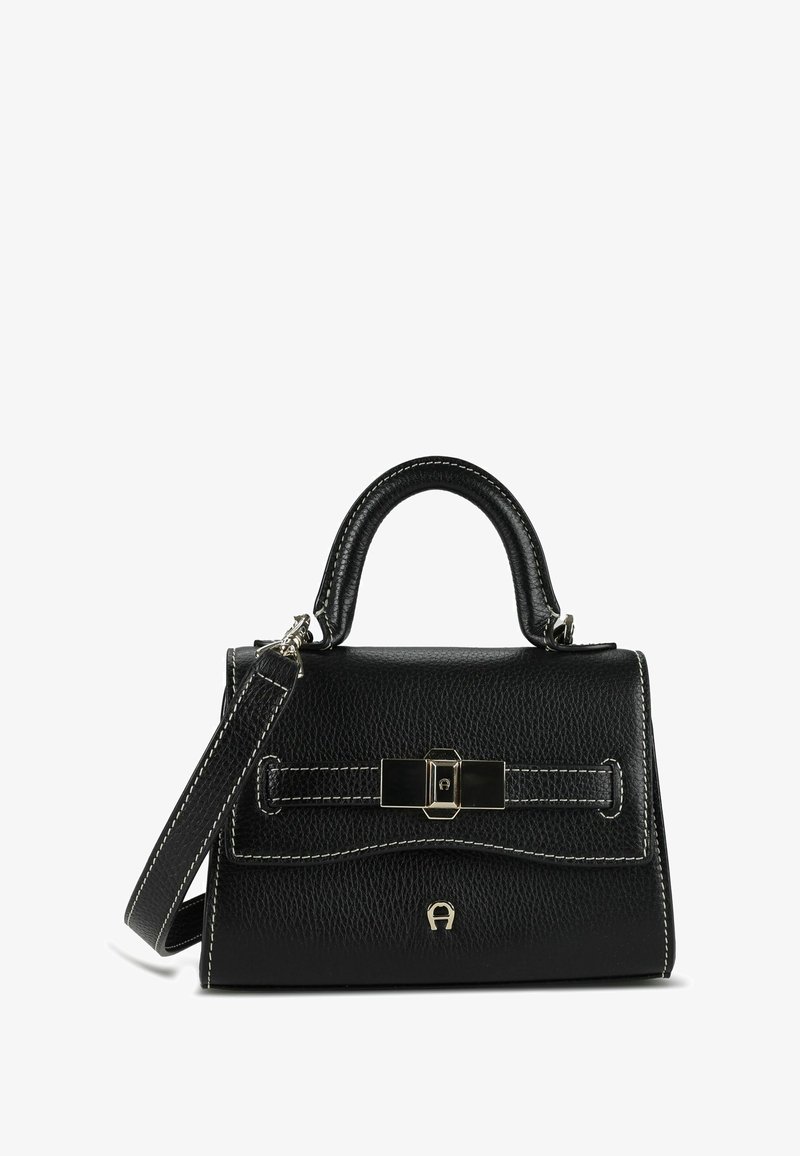 Borsa nera in pelle con finitura strutturata. Presenta una forma definita, manico corto, tracolla regolabile e un dettaglio decorativo con fibbia.