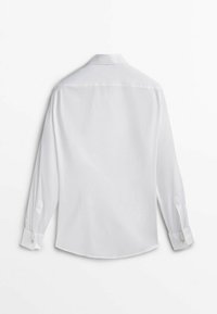 Witte lange mouwen shirt, gladde stof, nauwkeurige pasvorm, knoopmanchetten, subtiele achternaden, klassieke kraag, geen zichtbare patronen of ontwerpen.