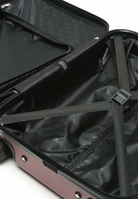 Crna unutrašnjost kofera sadrži zatvoren odjeljak, elastične trakove za osiguranje sadržaja i uzorkovanu podstavu. Eksterijer je od teksturiranog, ružičastog materijala.