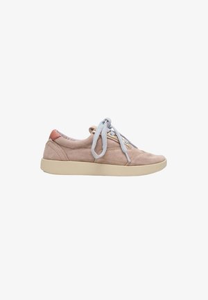 Zapatilla casual beige de ante con cordones azul claro, suela beige de perfil bajo y detalle marrón en el talón, vista lateral.