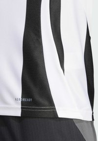 Wit en zwart gestreept sportshirt met ademend materiaal, een gestructureerd oppervlak en een "AEROREADY" label dicht bij de zoom.