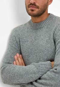 Grau gestrickter Pullover mit einem gerippten Rundhalsausschnitt und strukturiertem Muster. Das Material wirkt weich und hat eine gemütliche, lässige Passform.