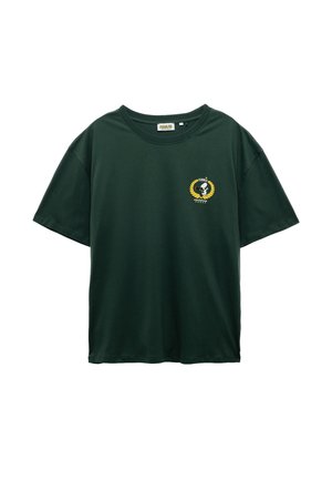 T-shirt à manches courtes vert foncé avec une petite couronne de laurier jaune et un graphique Snoopy sur le thème du tennis sur la poitrine gauche.