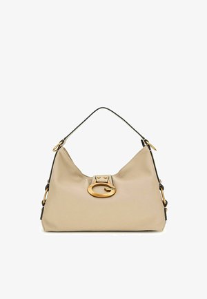 Bolso de hombro de cuero beige con ribete negro, cierre de hebilla ovalada dorada y correa ajustable con herrajes dorados.