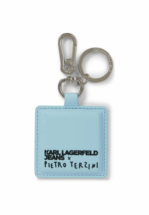Šviesiai mėlynas kvadrato formos odinis raktų pakabukas su sidabriniu metaliniu žiedu ir spaustuku, su tekstu "Karl Lagerfeld Jeans x Pietro Terzini".