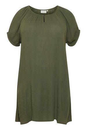 Robe olive verte à manches courtes, en tissu léger, texture douce, encolure ronde avec un détail en forme de trou de serrure, et fentes sur le côté pour faciliter le mouvement.